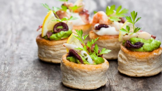 canapes sobre fondo negro
