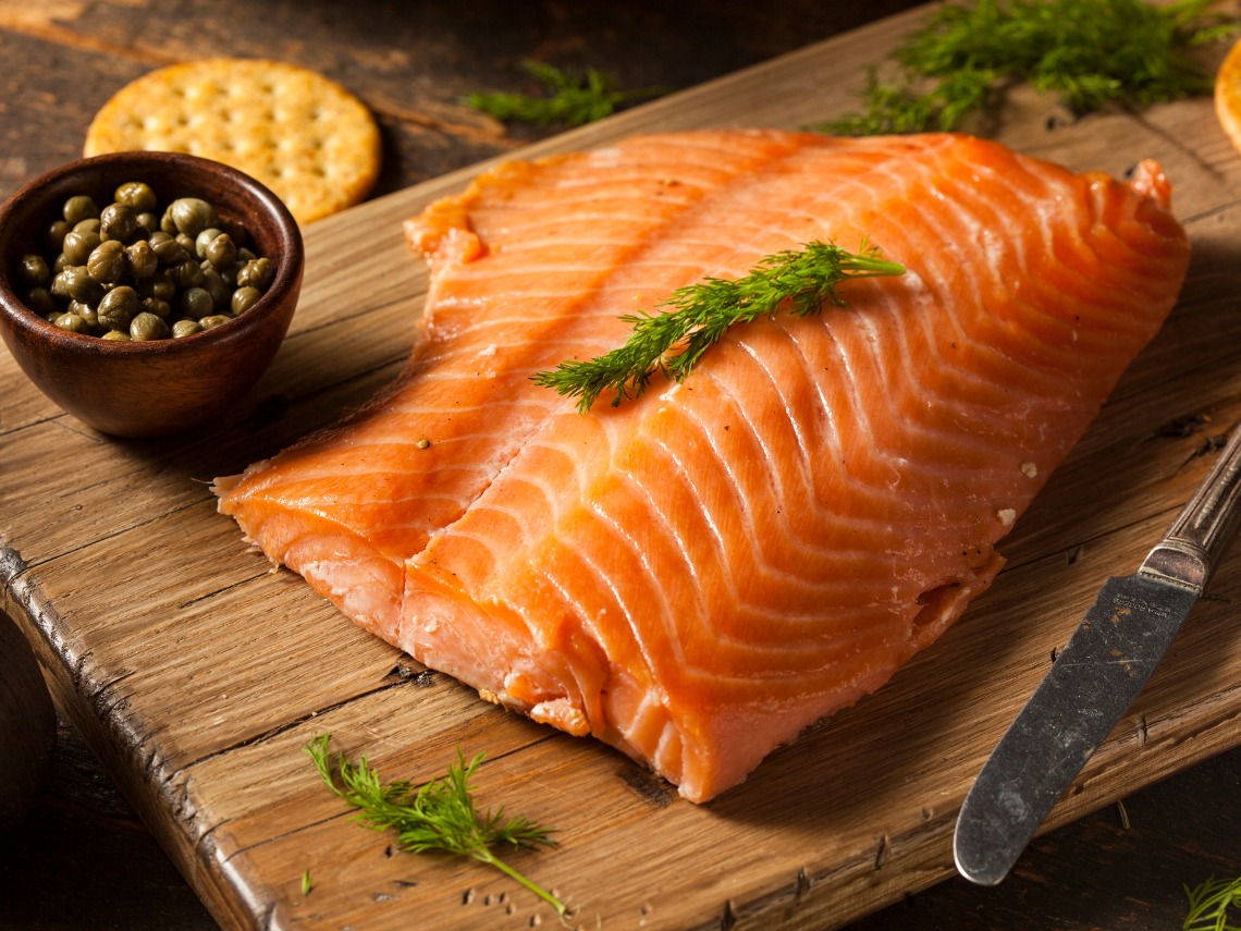 salmon ahumado sobre tabla de madera