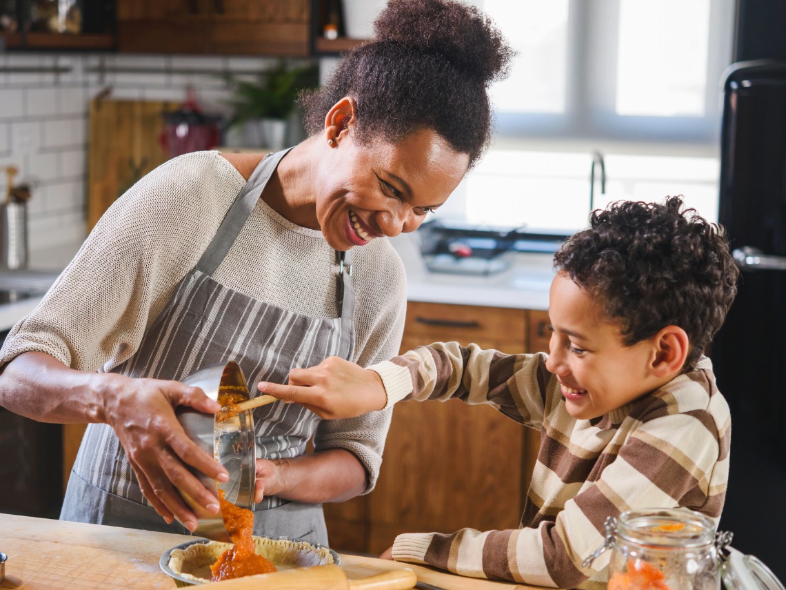 madre e hijo cocinando