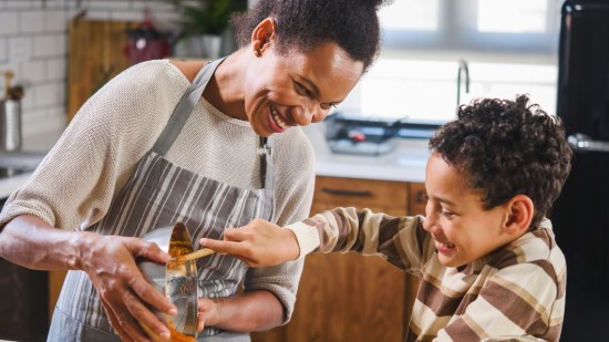 madre e hijo cocinando