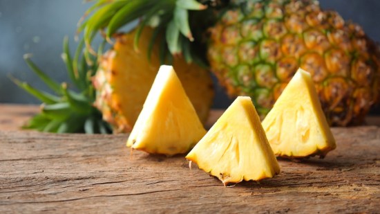 triangulos de pina sobre fondo negro