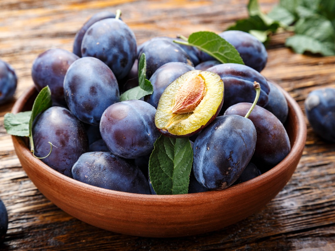 ciruelas en un frutero