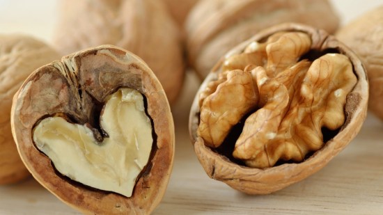 nuez abierta a la mitad