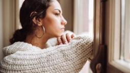 Mujer mirando por la ventana