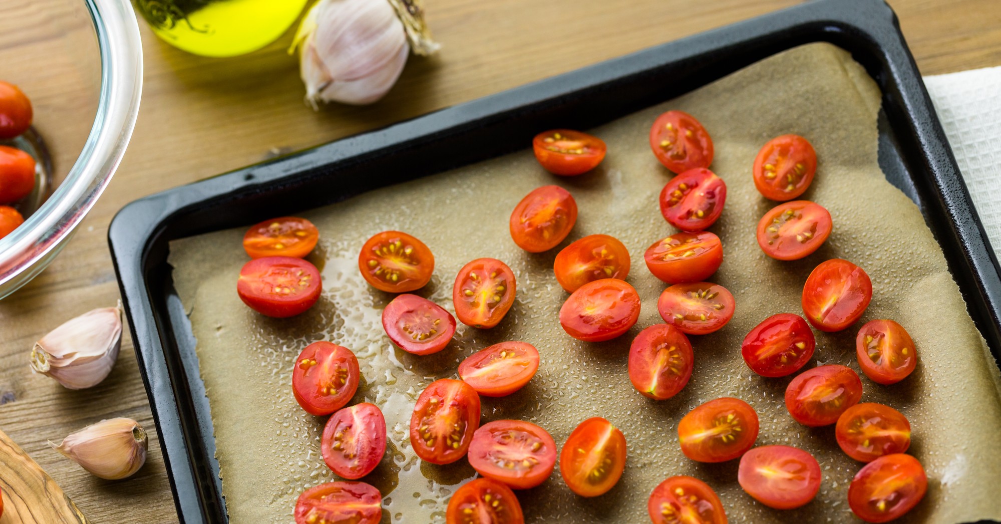 Tostas con albahaca y parmesano y otras formas de triunfar con el tomate asado