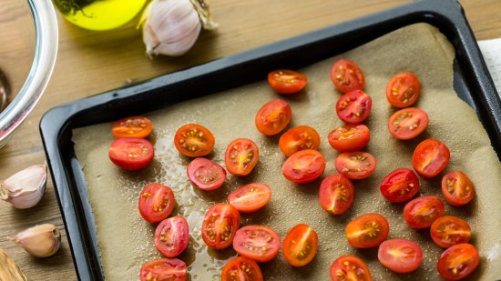 Tostas con albahaca y parmesano y otras formas de triunfar con el tomate asado