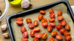 Tostas con albahaca y parmesano y otras formas de triunfar con el tomate asado