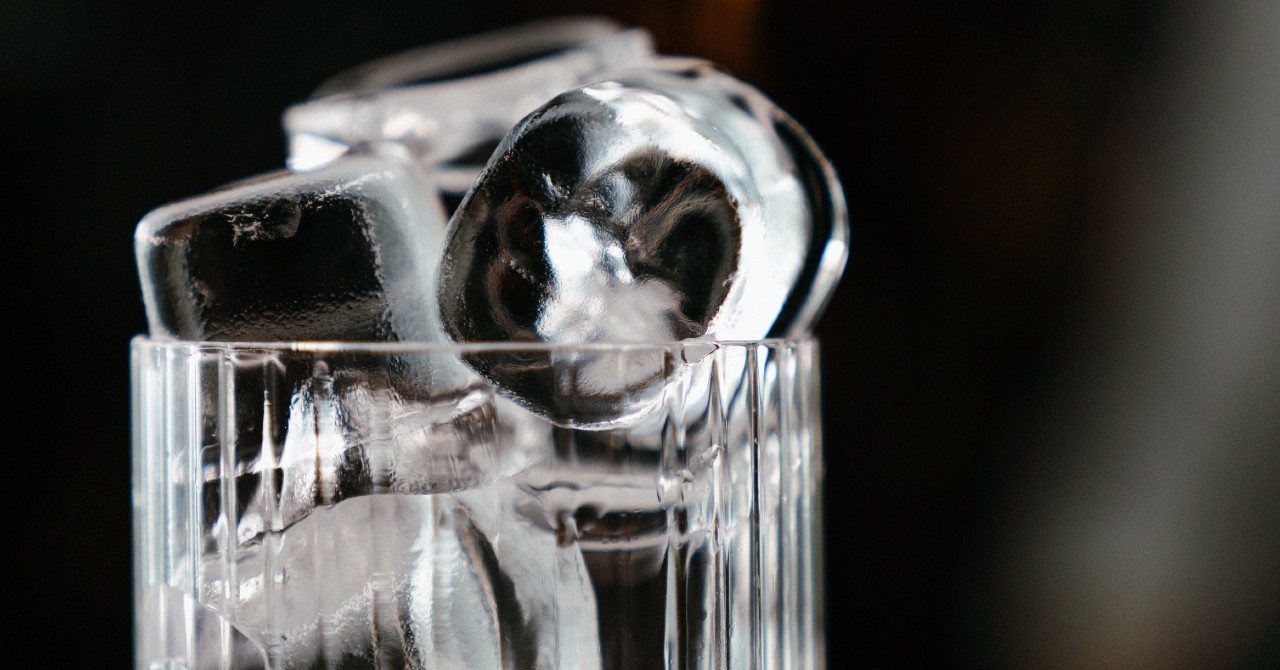 ¿Qué significa tener la necesidad de machacar hielo como si fuera un chicle?