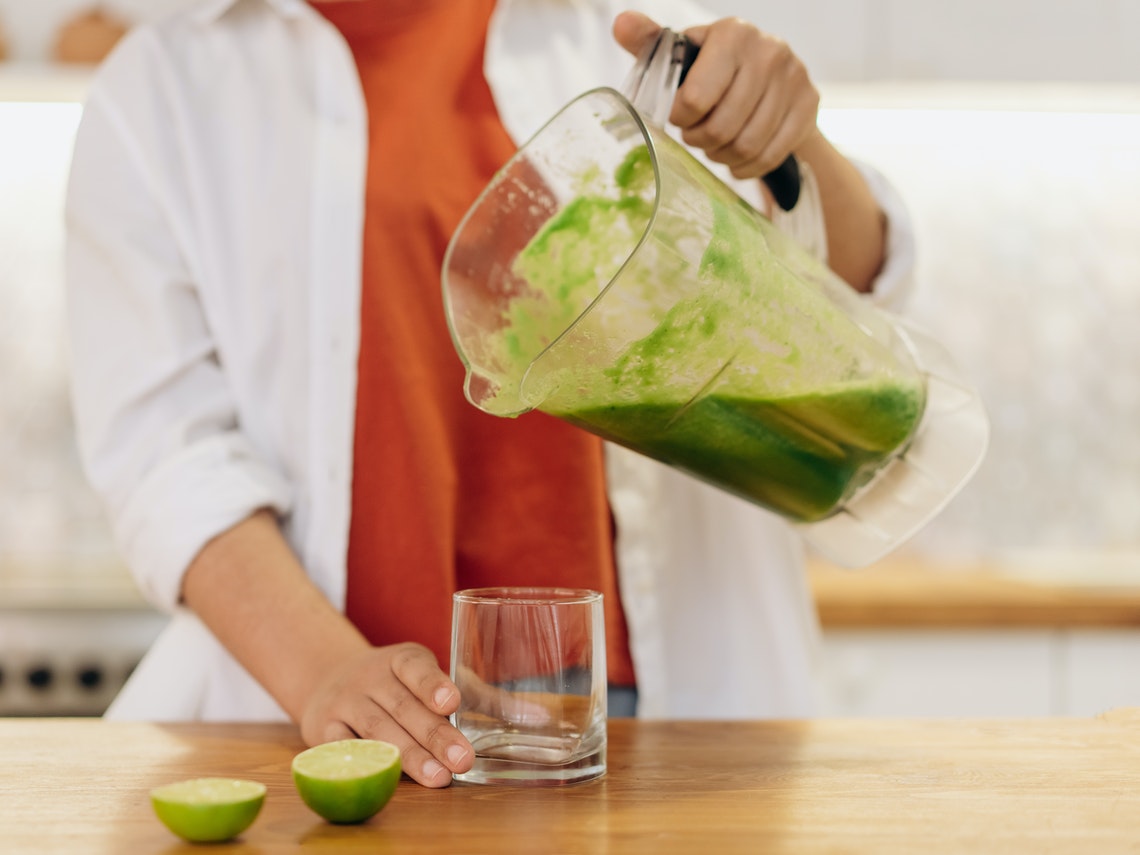 Mujer con vaso de batidora