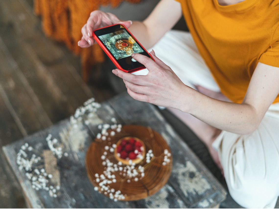 mujer haciendole foto con el movil a una tarta