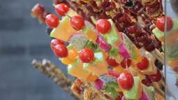 tanghulu fruta caramelizada en un palo en puesto callejero