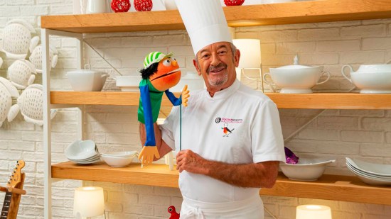 karlos arguiñano con marioneta en cocina abierta con arguiñano