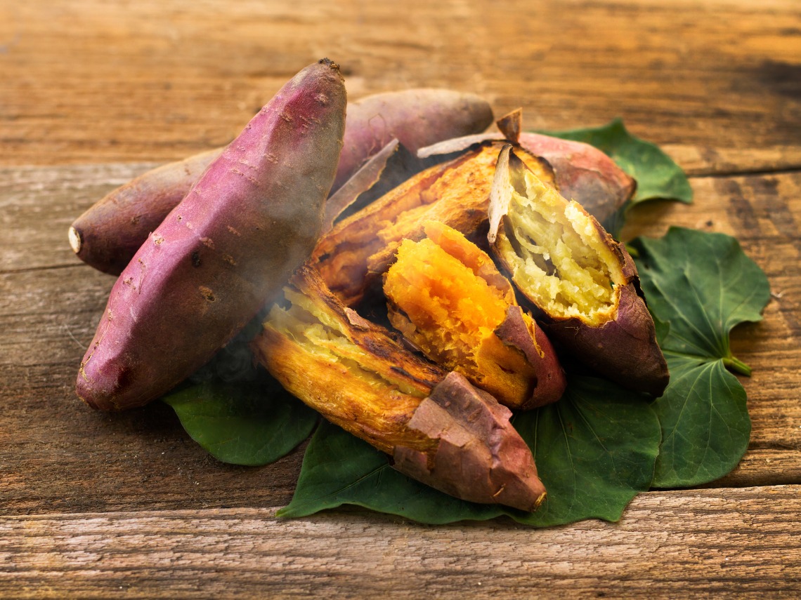boniato al horno sobre mesa de madera