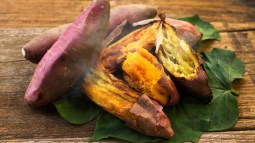 boniato al horno sobre mesa de madera