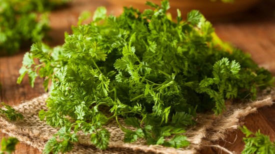 Perifollo: qué es, propiedades y cómo cocinarlo