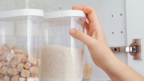 Qué son los puntitos negros que aparecen en el arroz blanco