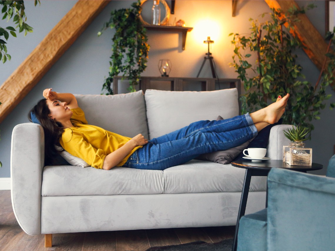 Chica descansando en el sofá