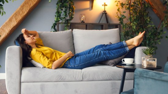 Chica descansando en el sofá