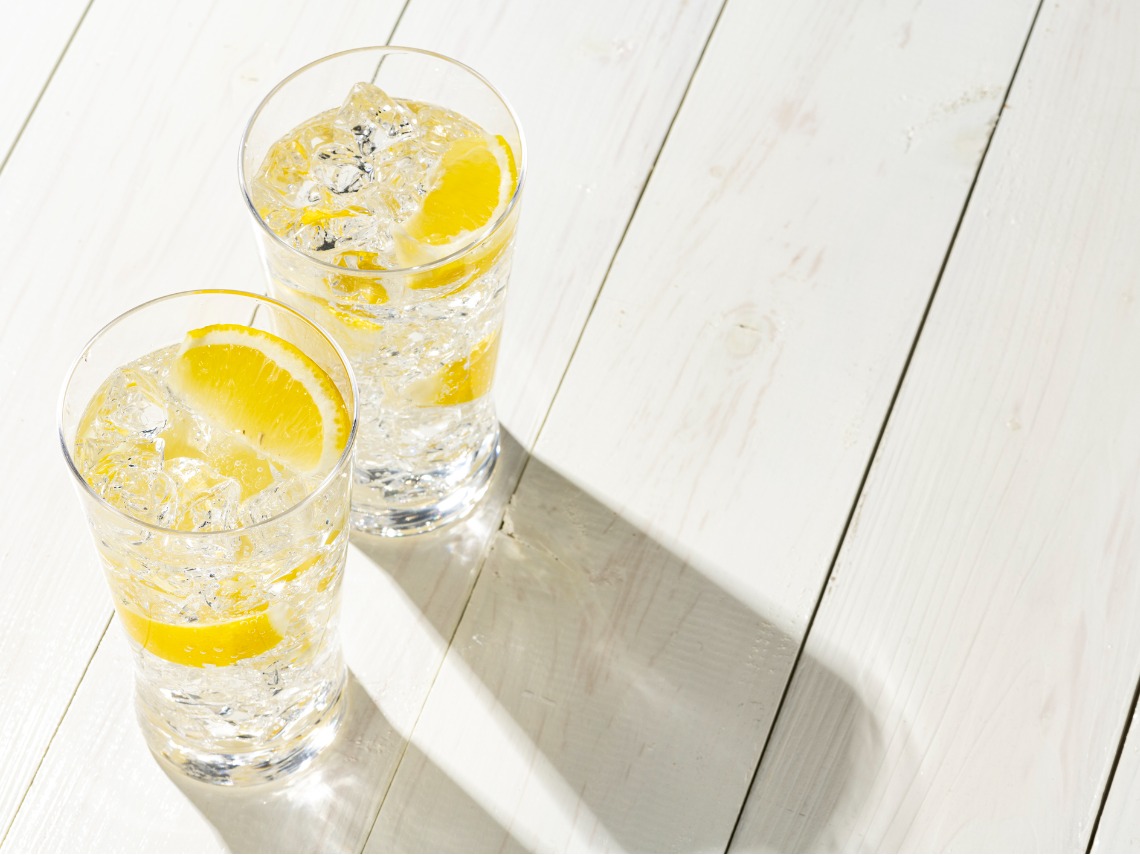 plano zenital dos vasos de agua con gas sobre mesa de madera