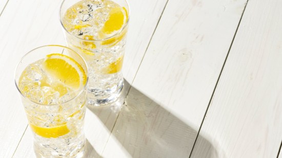 plano zenital dos vasos de agua con gas sobre mesa de madera