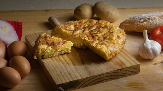 tortilla de patata sobre tabla de madera