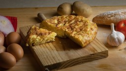 tortilla de patata sobre tabla de madera