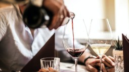 Así es como el vino afecta a tus dientes