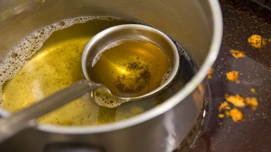 Por qué no debes tirar el aceite por el fregadero