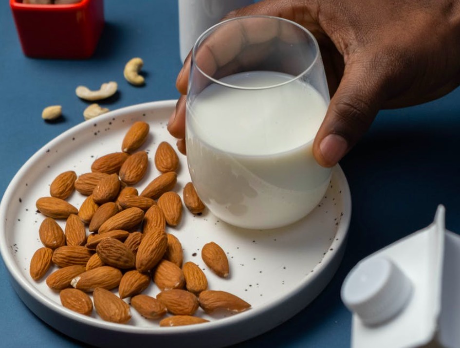 Leche de avena vs leche de almendras: ¿cuál es mejor?