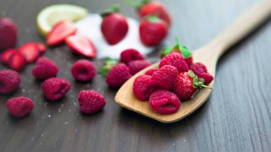 ¿Estás lavando correctamente los frutos rojos?