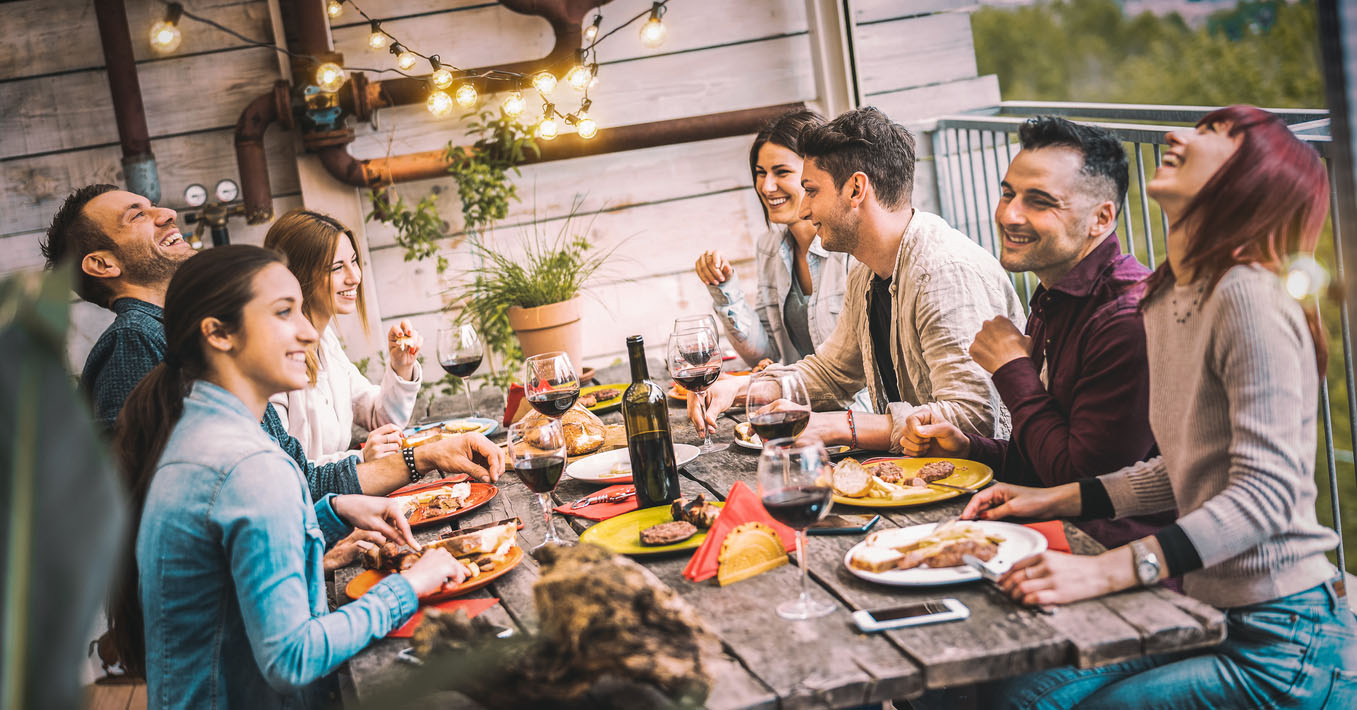 ¿Por qué no debes decir buen provecho? Revisa tus normas de protocolo en la mesa