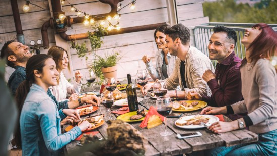 ¿Por qué no debes decir buen provecho? Revisa tus normas de protocolo en la mesa