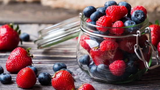 come fresas y arandanos corazón