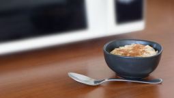 Cómo hacer porridge de avena al microondas