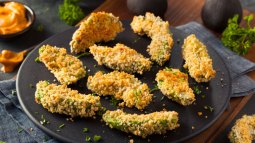 Bastones de aguacate crujientes en air fryer