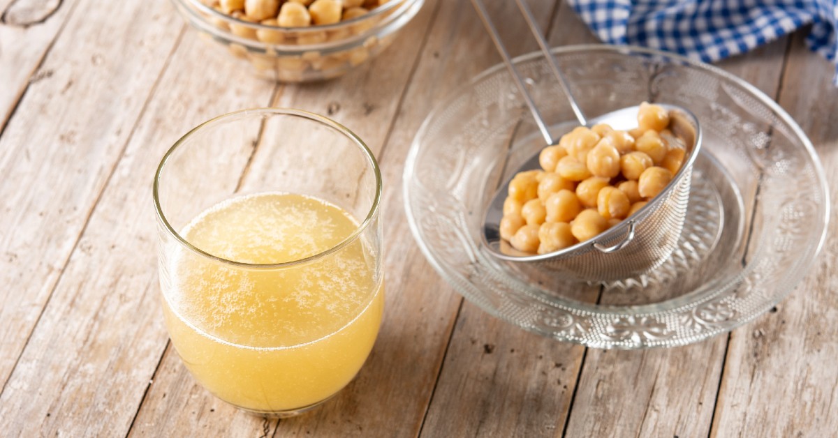 Por qué no deberías tirar el líquido de los botes de conserva de los garbanzos