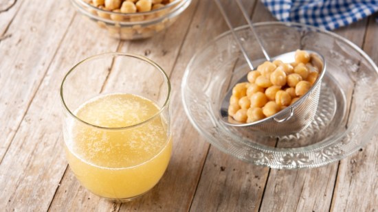 Por qué no deberías tirar el líquido de los botes de conserva de los garbanzos