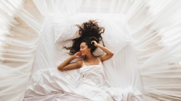 ¿Por qué cenar pescado te ayuda a dormir mejor?