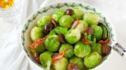 Coles de Bruselas con bacon y castañas