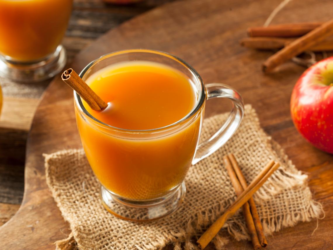 Cómo hacer sidra de manzana caliente especiada