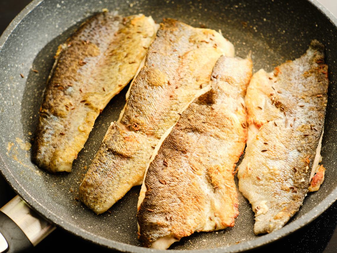 Cómo hacer la piel de pescado a la plancha mucho más crujiente