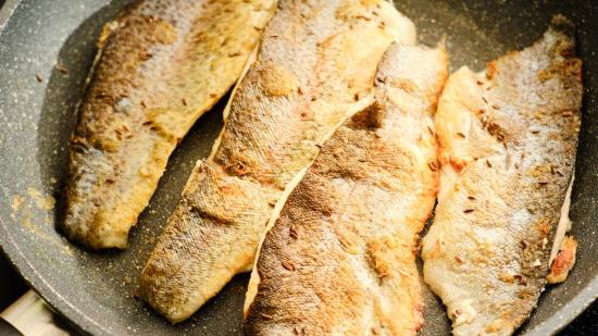 Cómo hacer la piel de pescado a la plancha mucho más crujiente