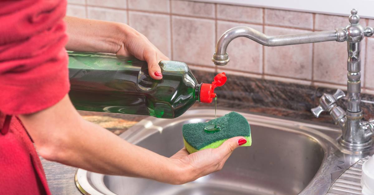 Por qué deberías cambiar el estropajo de la cocina cada dos semanas máximo