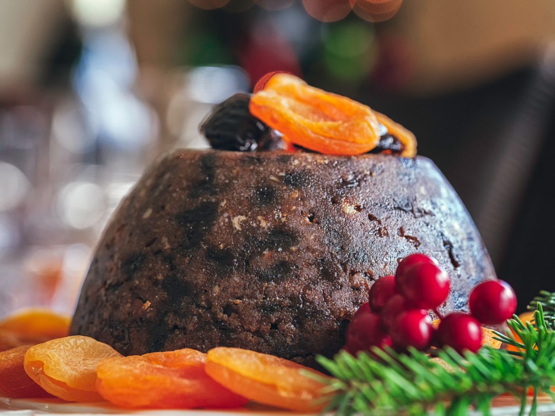 Cómo hacer un budín de ciruela navideño