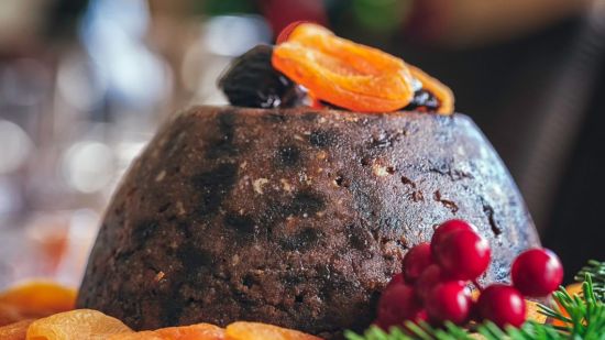 Cómo hacer un budín de ciruela navideño