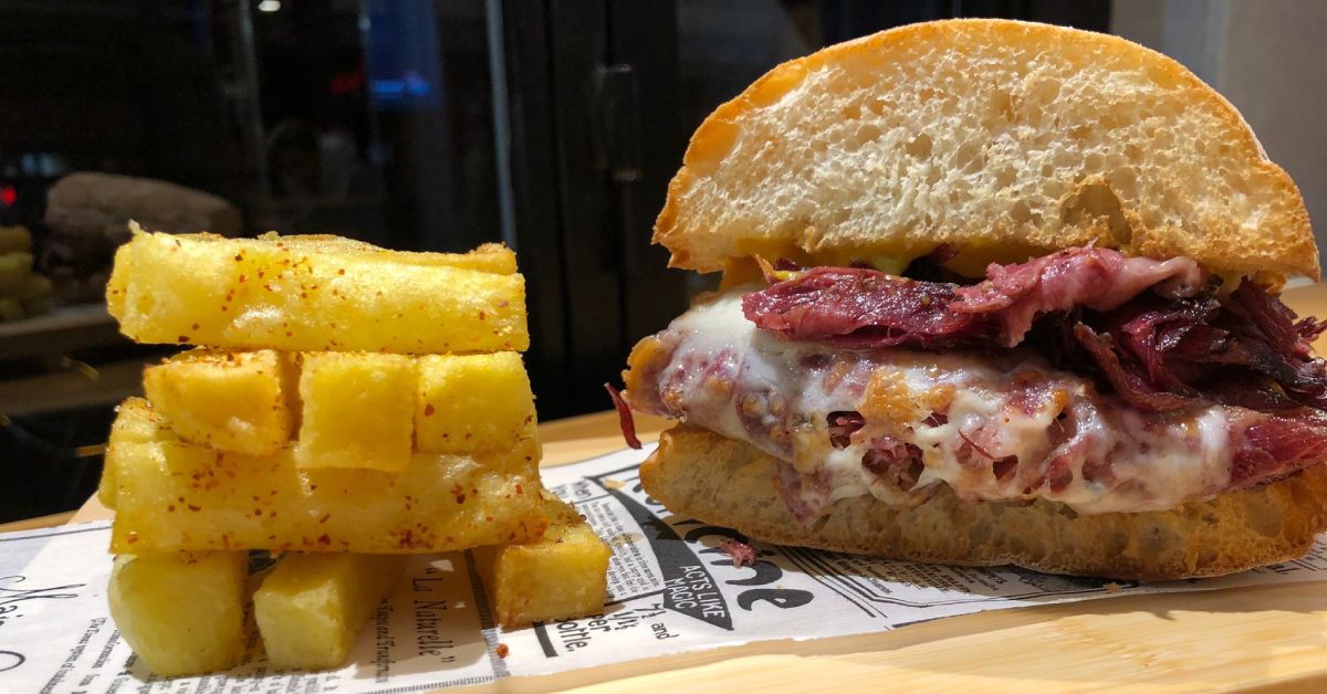 Sandwich de pastrami: historia de este bocadillo y cómo hacerlo en casa