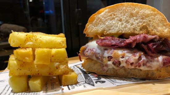 Sandwich de pastrami: historia de este bocadillo y cómo hacerlo en casa