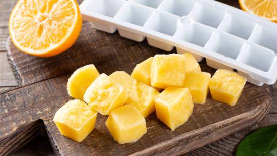 Este es el motivo por el que la fruta congelada siempre se vende cortada en trocitos