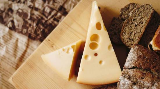 Cómo saber si puedes comer la corteza de un queso