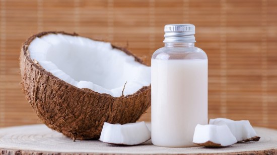Aceite de coco: descubre todos sus beneficios sobre la piel (y cómo aprovecharlo al máximo)